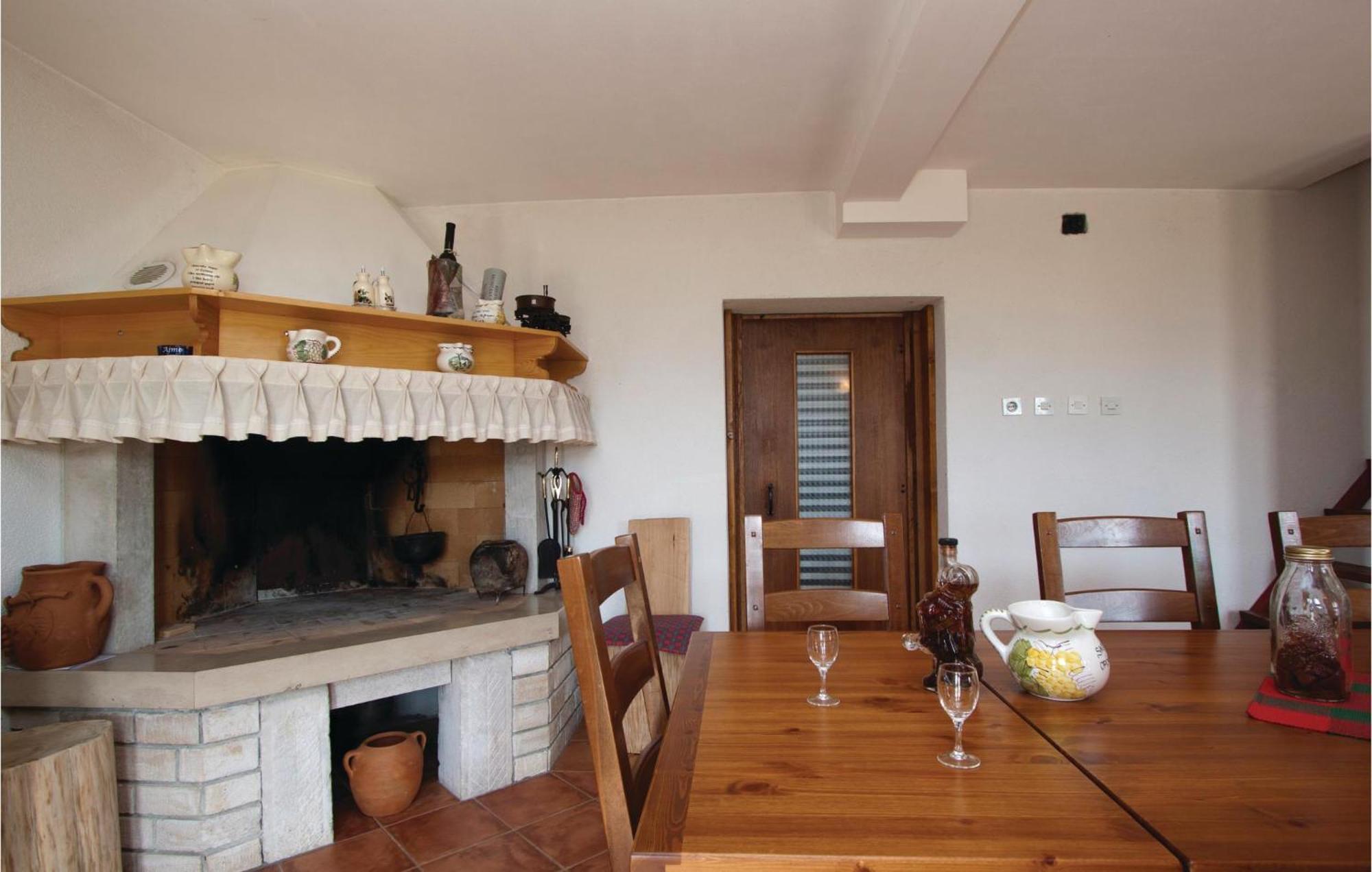 2 Bedroom Awesome Apartment In Barban Eksteriør bilde