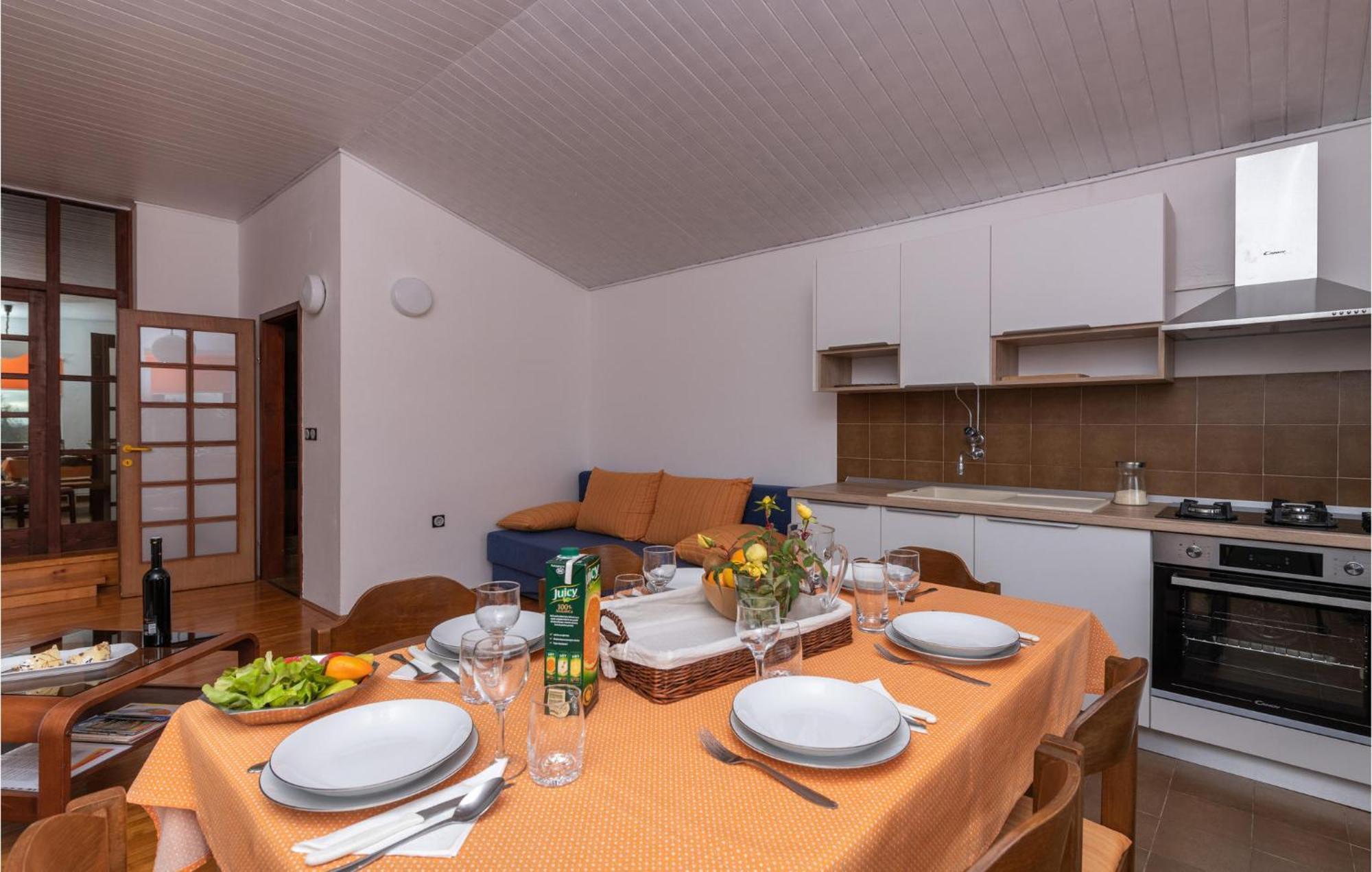 2 Bedroom Awesome Apartment In Barban Rom bilde